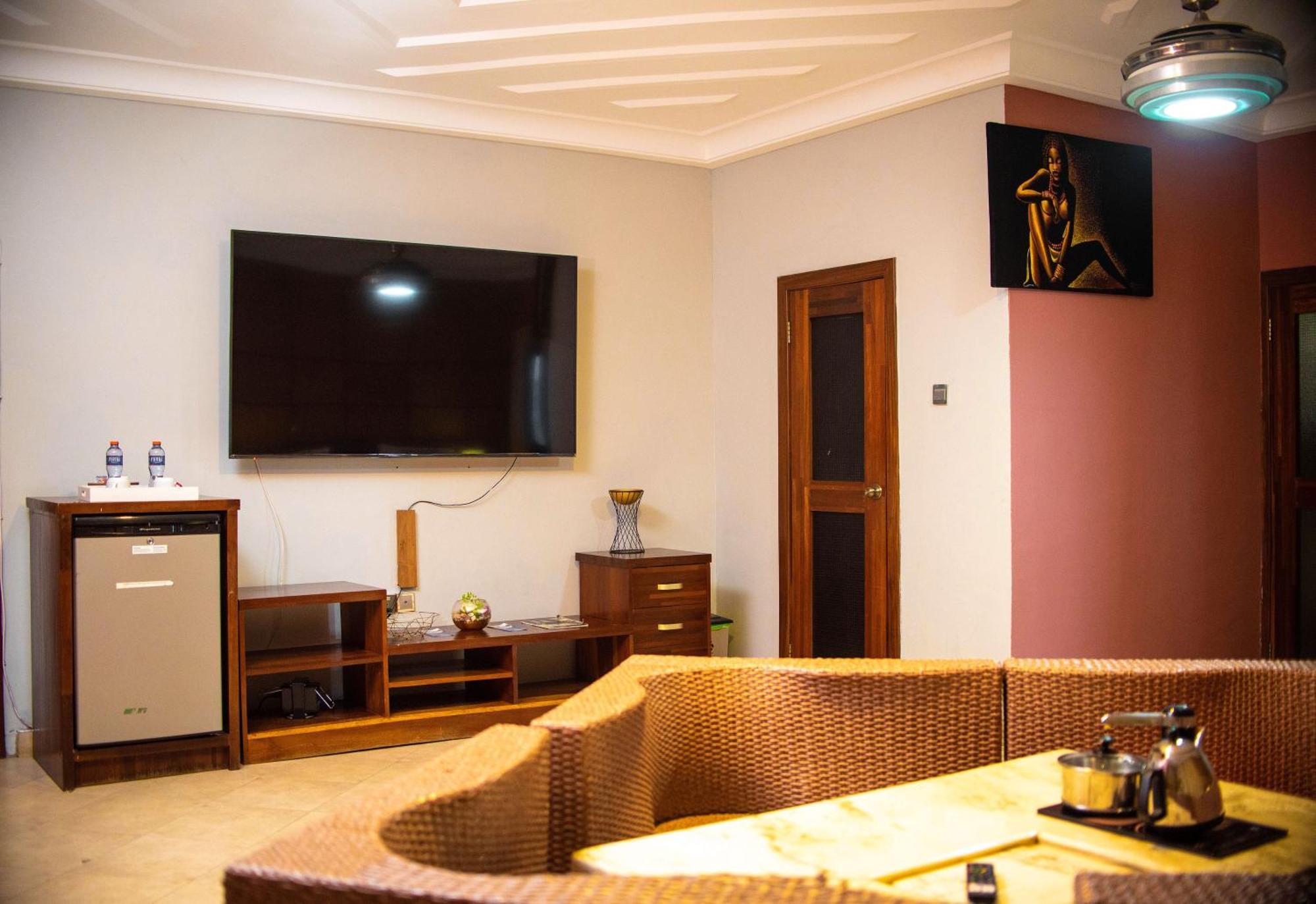 Triple Hill Hotel Weija 外观 照片